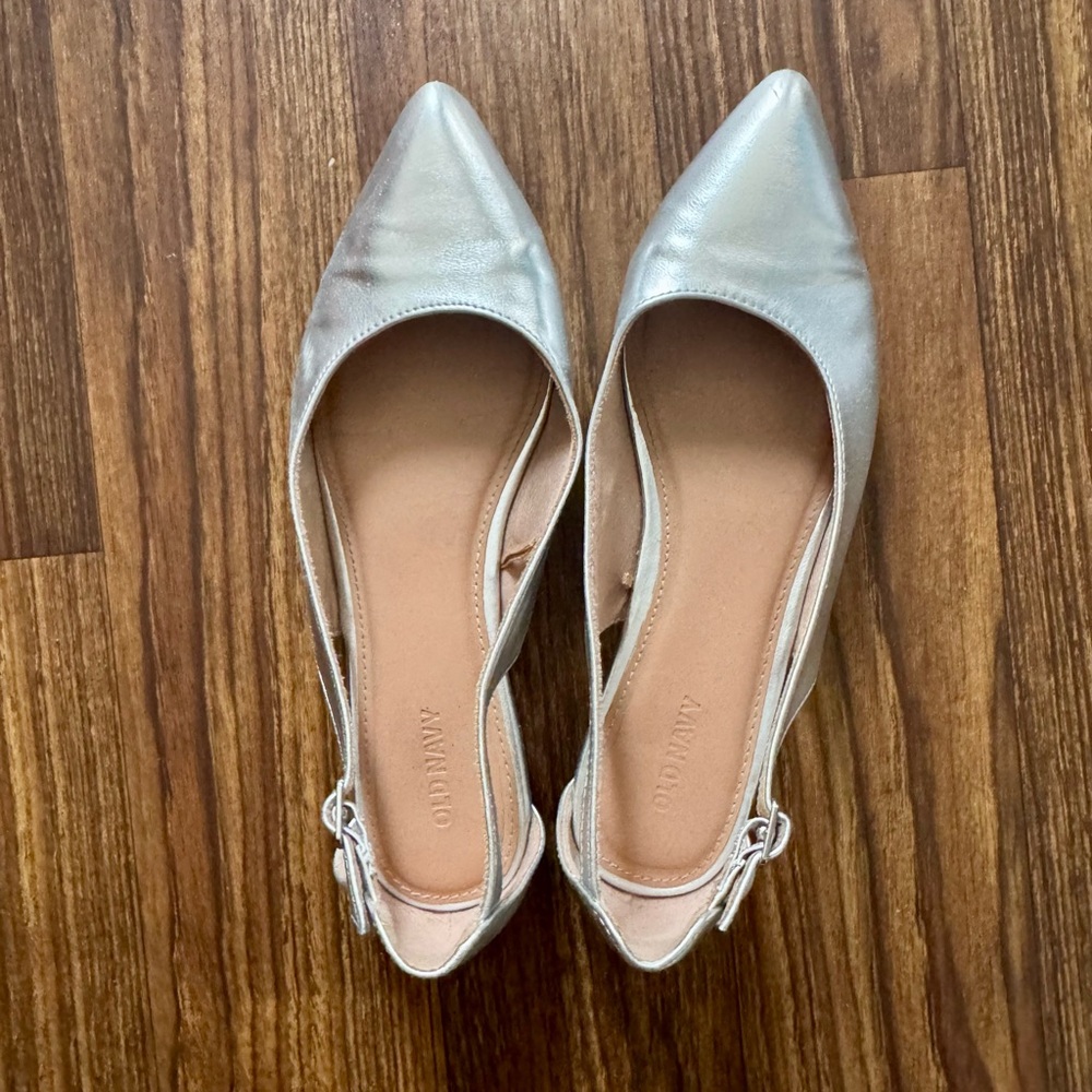Size 8 Old Navy Metallic Silver Pointed Flats